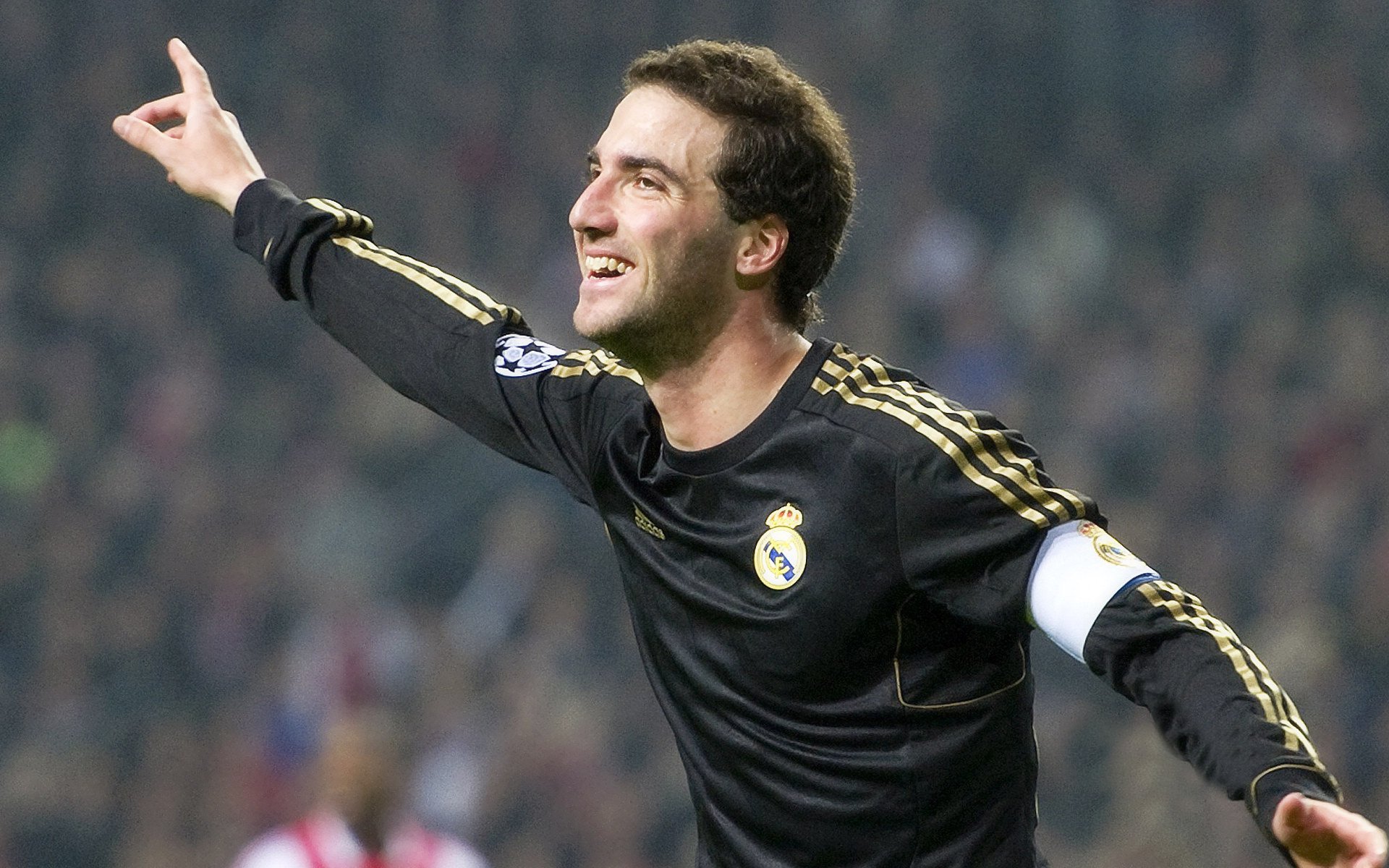 “德甲势头正猛，球队士气高昂谋求冠军”，德甲队伍排名