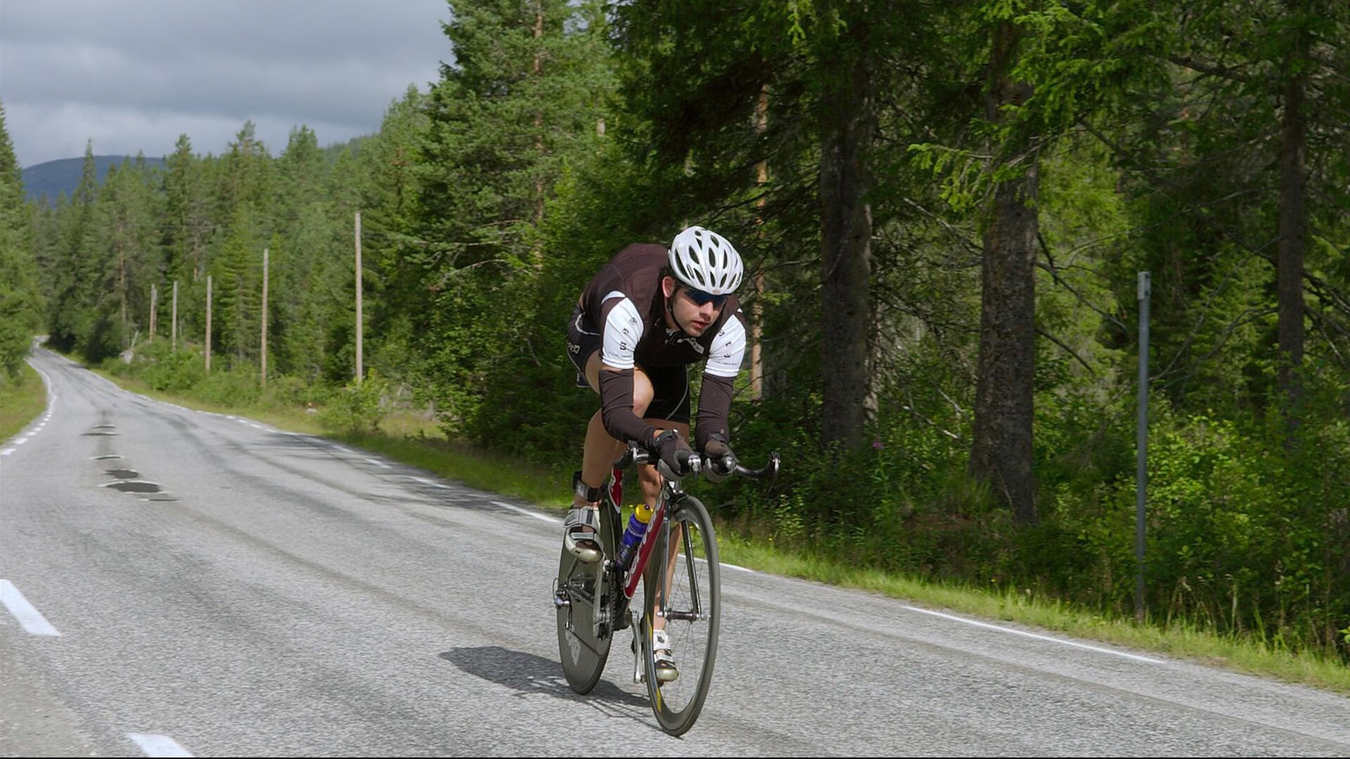“赛车背后：团队深夜调校的坚持与智慧”，赛车团队怎么分工
